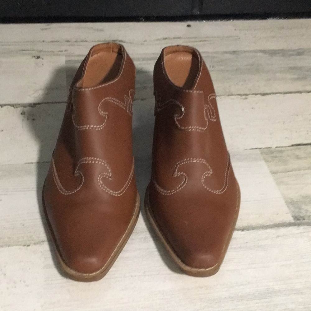 Woman’s tan western cowboy leather slipon heeled shoe white stitching size 6